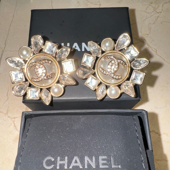 Chanel B19 k earrings, the ones JLO wore at inauguration day! - Picture 5 of 7